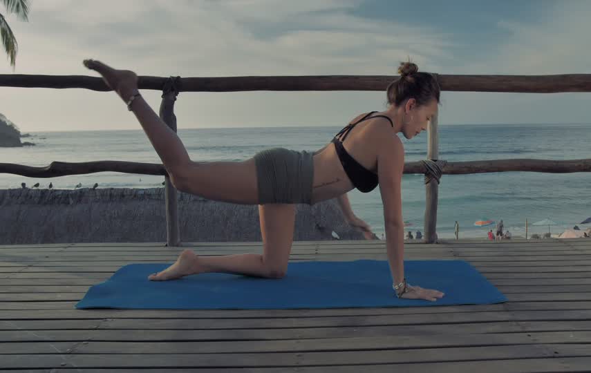 在海边锻炼的美女视频素材