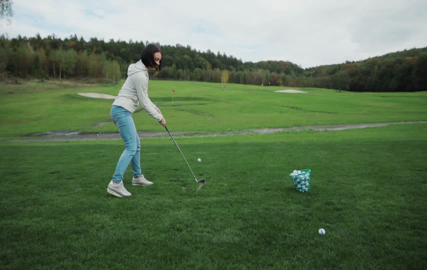 打高尔夫球的女人励志视频素材