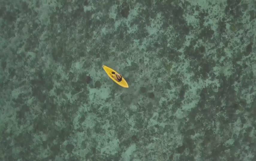 浅海水上划船航拍励志视频素材